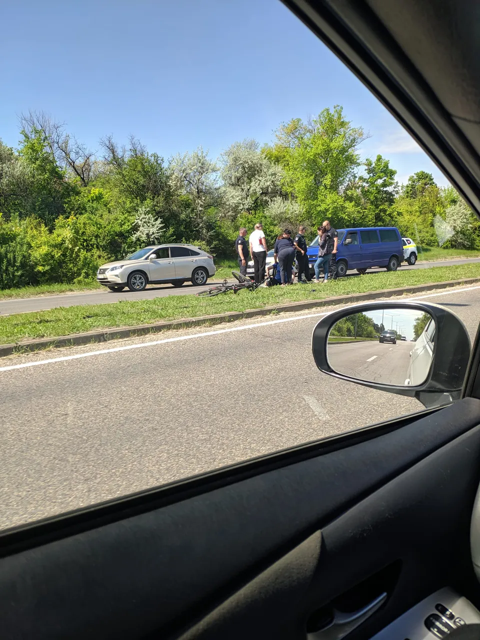 Патрульные в Кишиневе помогли велосипедисту, которому стало плохо на дороге