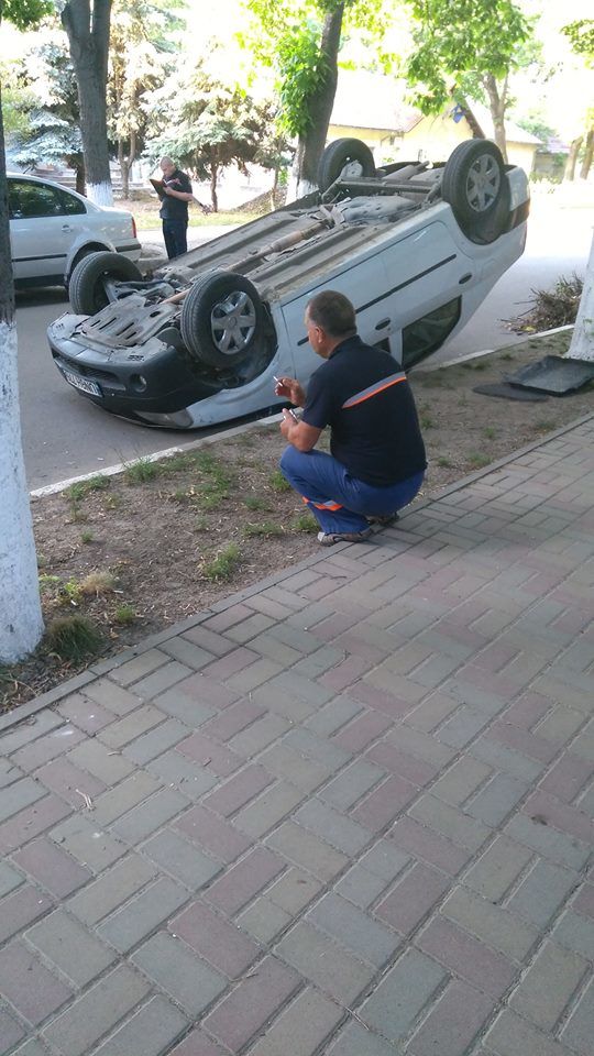 В Унгенах в результате ДТП перевернулся автомобиль