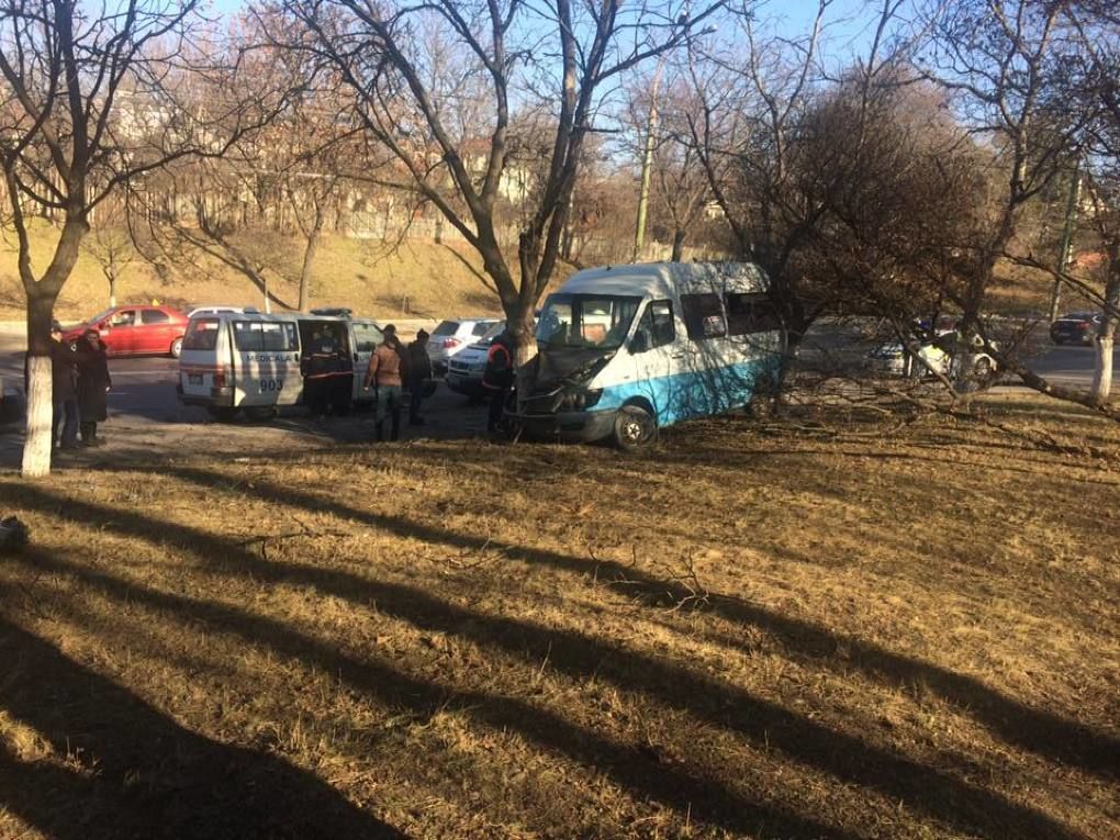 Un microbuz de pe ruta 178 din Chișinău a intrat într-un arbore, în sectorul Râșcani