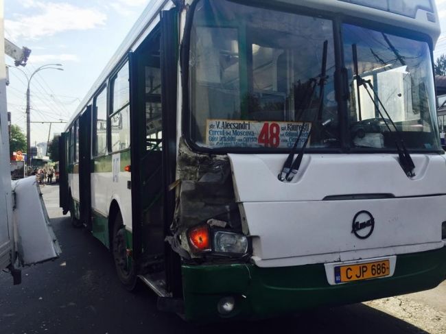 Un autobuz de linie s-a ciocnit cu un Mercedes, iar acesta a lovit o alta masina in apropiere de Circ