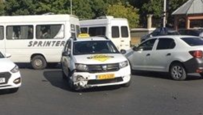 В столице произошло ДТП с участием машины службы такси