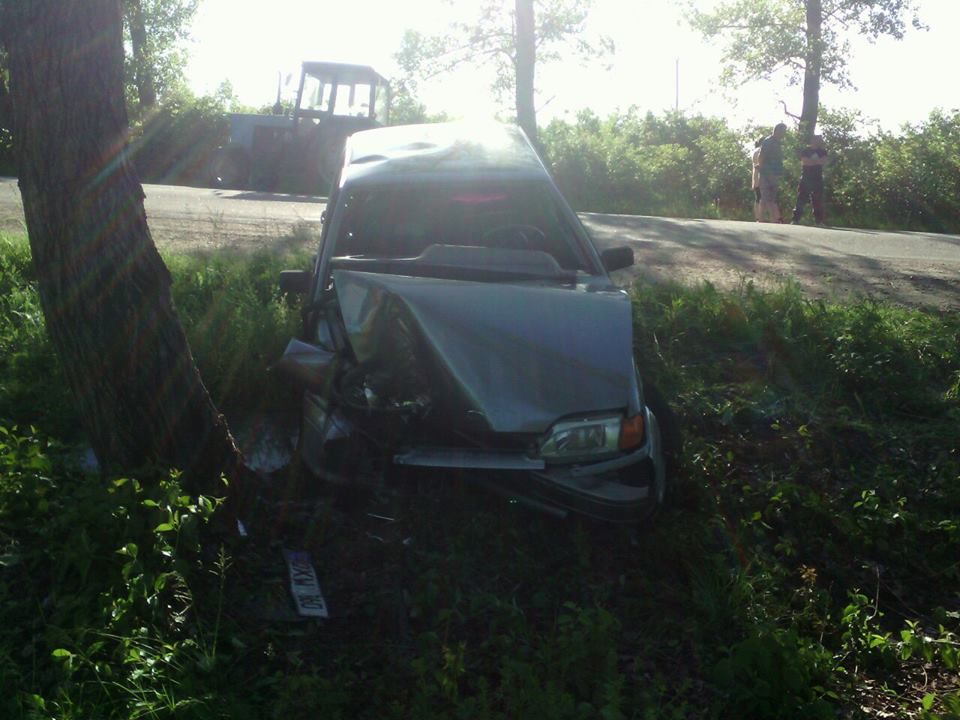 Cum a ajuns un șofer să se izbească cu VAZ-ul într-un copac