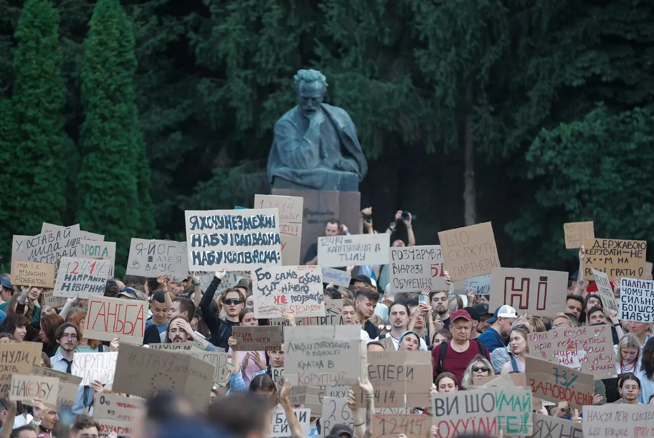 В Киеве прошел 4-й день протестов: акции уже не массовые