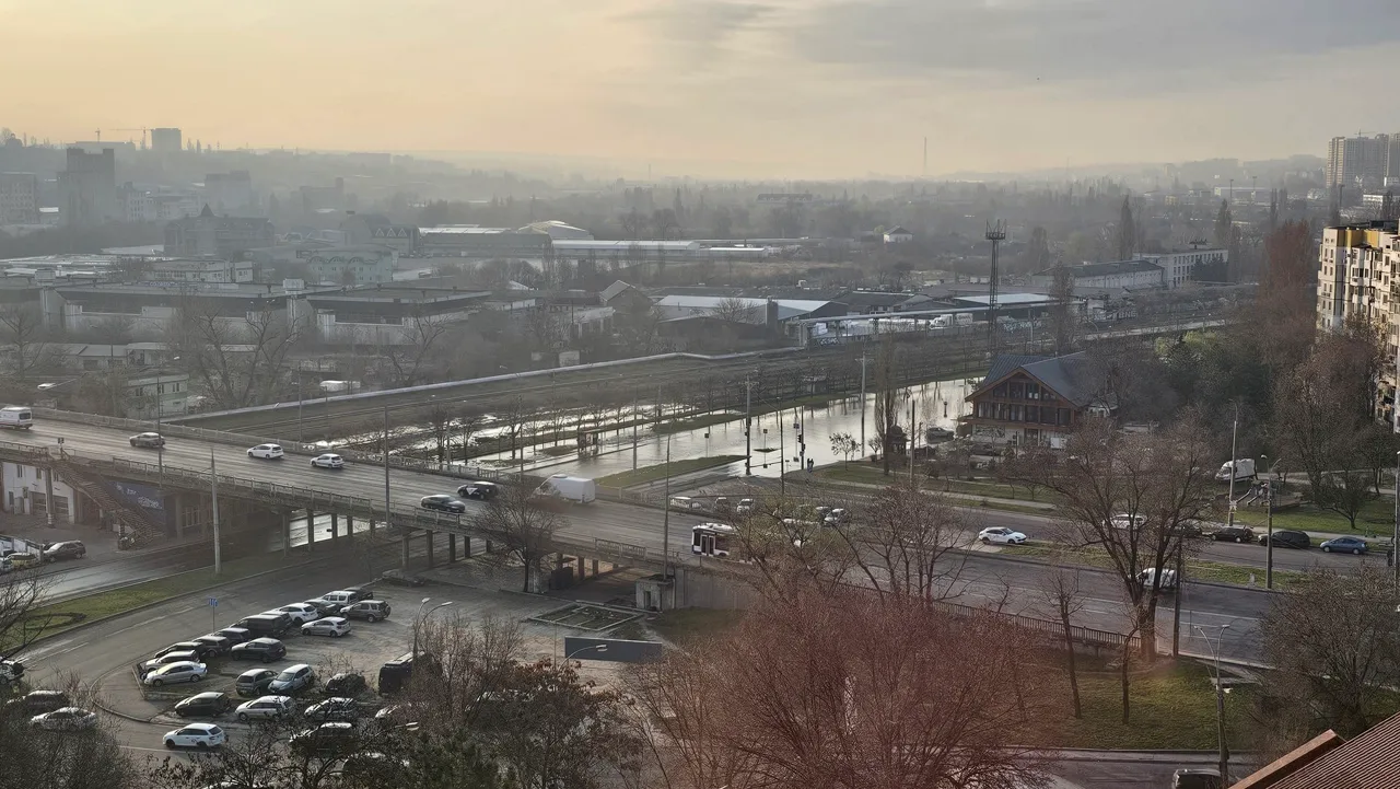 Strada Albișoara din Capitală, inundată după o avarie la o conductă