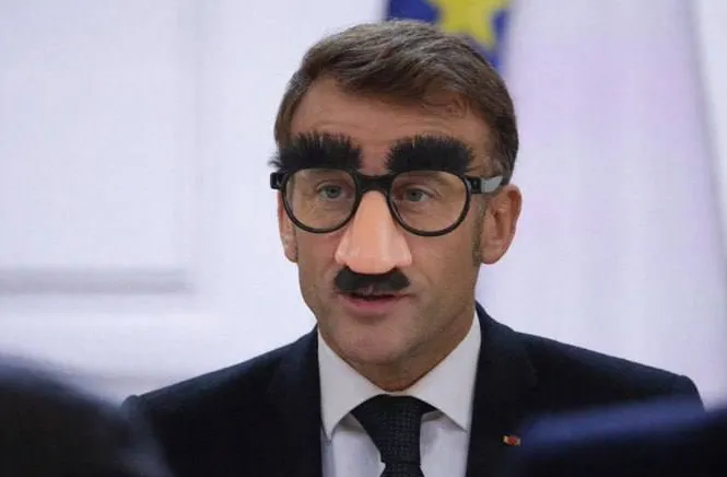 Apariția lui Macron cu ochelari de soare la Davos a stârnit un val de meme-uri
