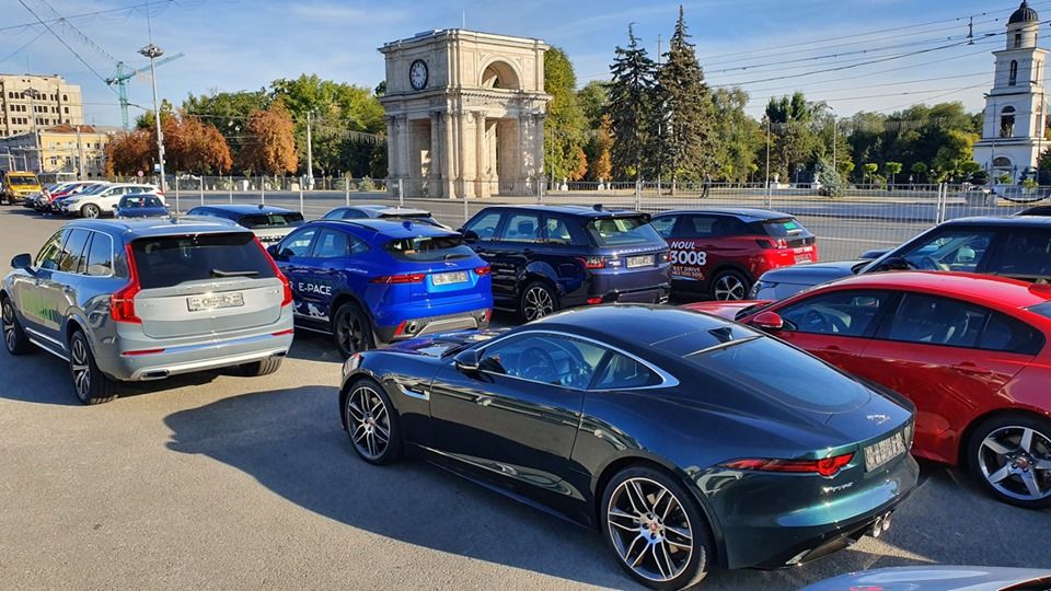 В центре Кишинева выставили редкие и необычные автомобили