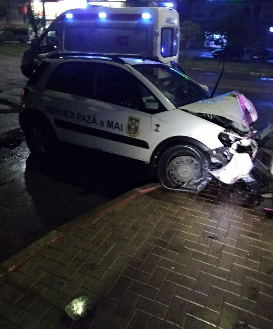 В Бельцах машина из охраны МВД врезалась в опору ЛЭП