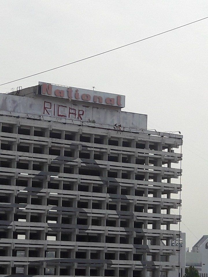 Неизвестный попытался спрыгнуть с крыши гостиницы "Националь"