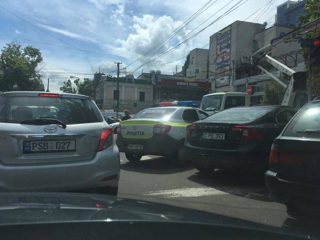 В Кишиневе полицейская машина припарковалась на пешеходном переходе