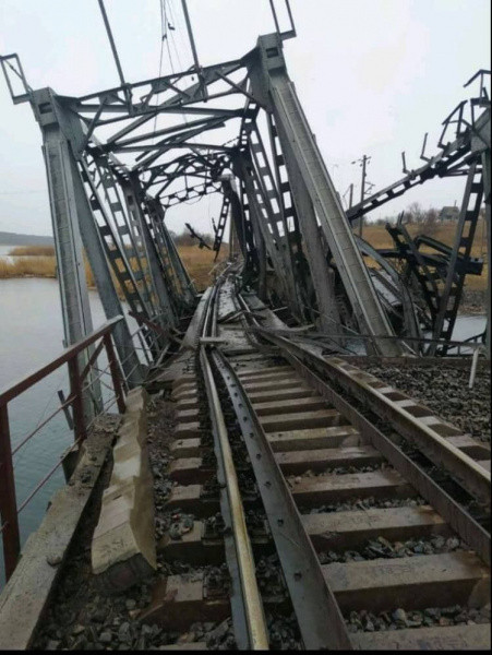 Разрушен ж/д мост в Запорожской области: сообщения с югом больше нет