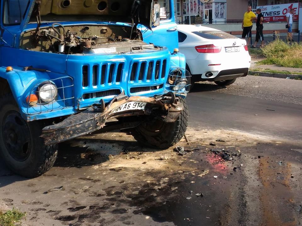 Accident frontal la Botanica: Cum arată impactul dintre un ZIL și un Mercedes