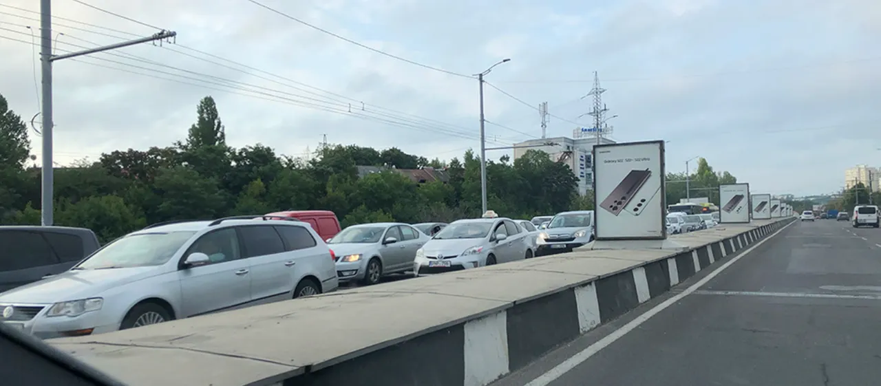 После закрытия улицы Чуфля на виадуке образовались километровые пробки