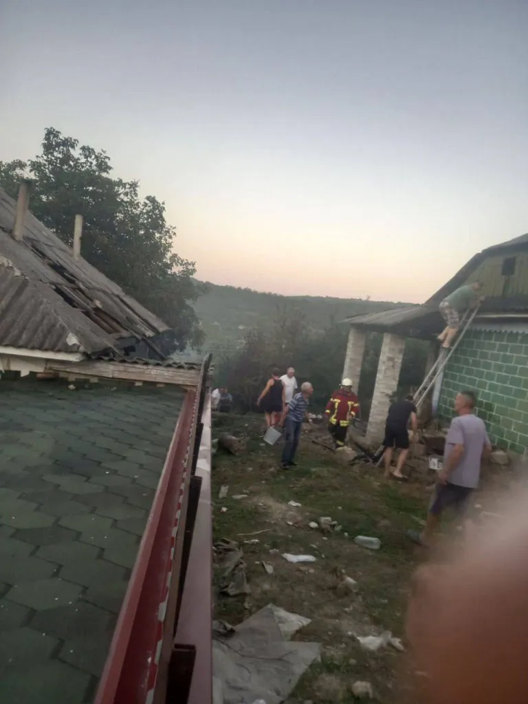 В Каларашском районе произошел пожар: сгорели сарай и крыша дома