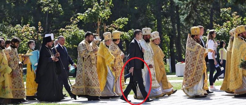Igor Dodon, păzit ca Plahotniuc: Bodyguarzii președintelui, dotați cu umbrele antiglonț la o depunere de flori