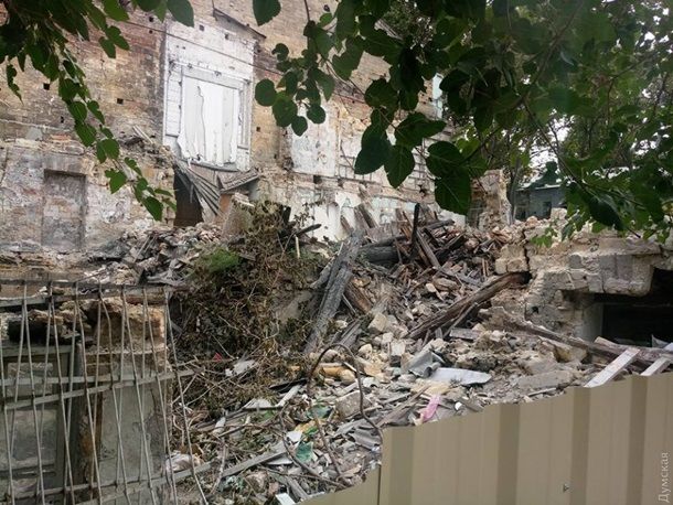 В центре Одессы обрушилась часть жилого дома