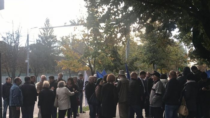 Движение ACUM протестовали у парламента, были стянуты отряды карабинеров