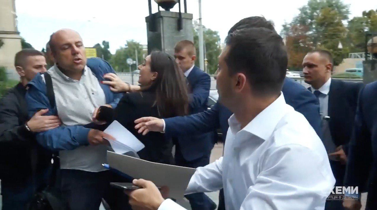 Пресс-секретарь Зеленского грубо оттолкнула журналиста