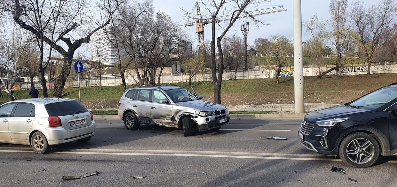 В Кишиневе при ДТП два автомобиля получили серьезные повреждения