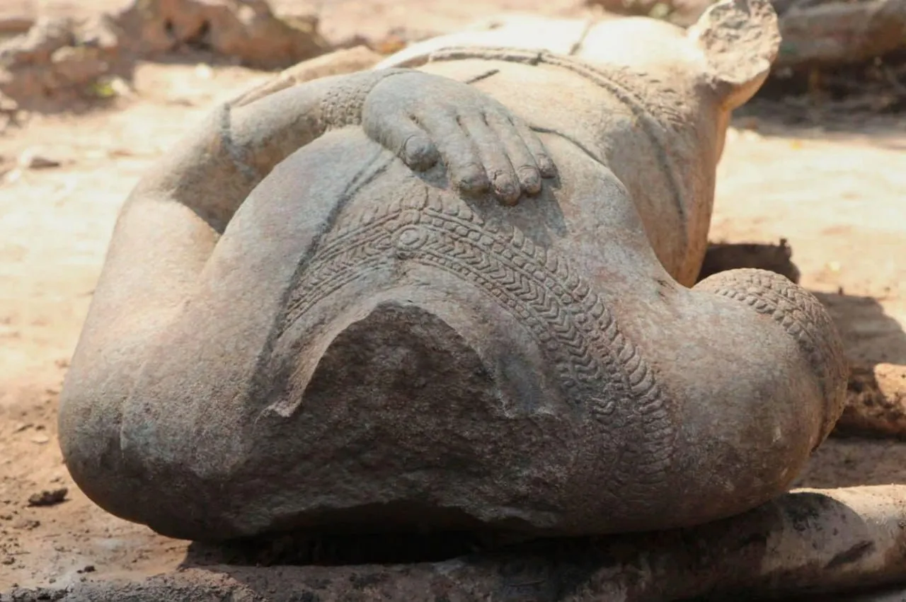 O statuie seculară a lui Buddha fără cap, descoperită într-un complex de temple din Cambodgia
