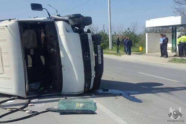 На въезде в Рыбницу маршрутка врезалась в трактор