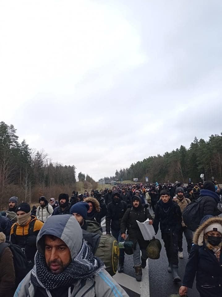Белорусские телеграм-каналы показали видео колонны беженцев, которые направляются в Польшу
