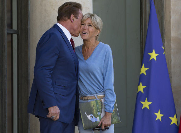 Schwarzenegger și soția lui Macron, ipostază intimă în fața președintelui francez