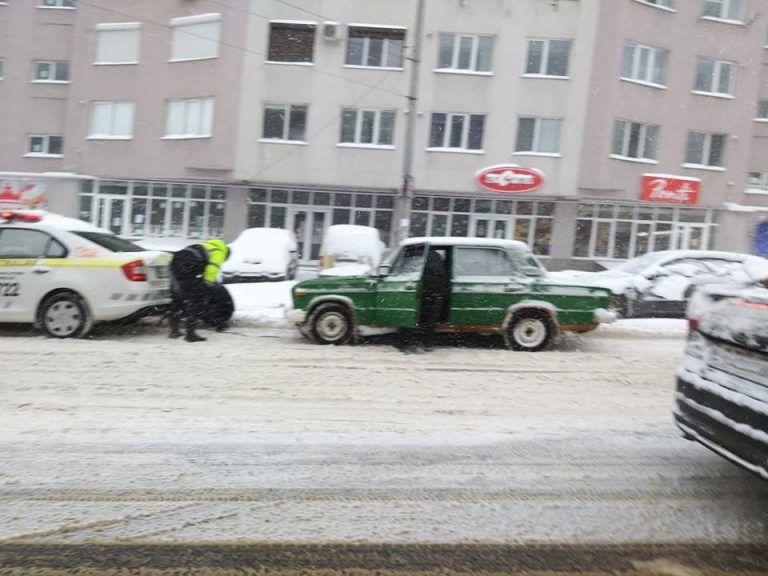 Водители помогали друг другу разблокировать застрявшие в снегу авто