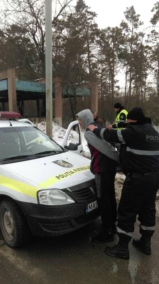 O bătrână din Bălţi, jefuită în plină stradă. Trei tineri, reţinuţi