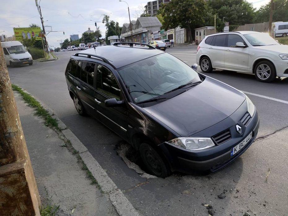 В Кишиневе водитель угодил колесом в злополучную яму и застрял