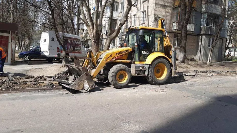 В секторе Рышкановка ремонтируются тротуары и проезжая часть дороги
