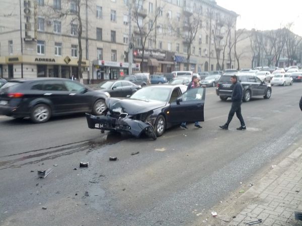 На бульваре Негруцци BMW въехал в столб на остановке