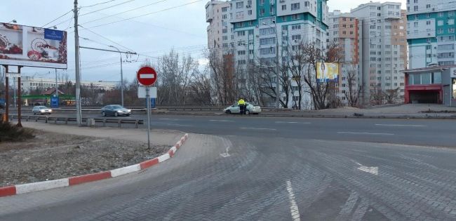 В столице водитель повредил автомобиль, заехав на бордюр