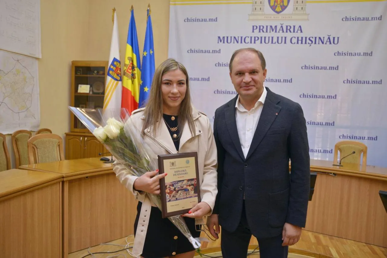 Анастасию Никиту и Ирину Рынгач наградили в примэрии Кишинёва