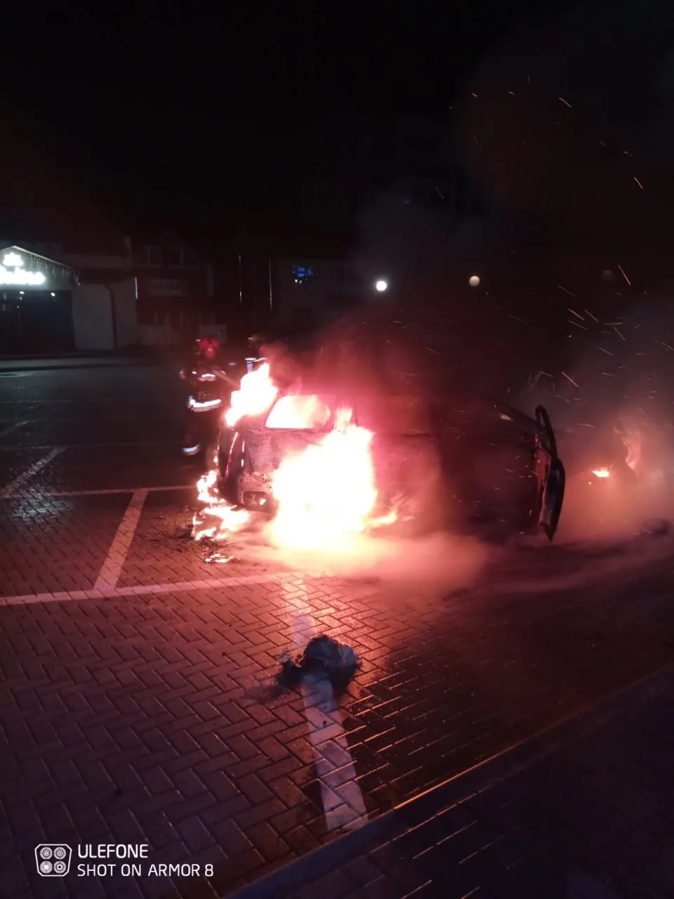 В пасхальную ночь в Чореску сгорел автомобиль: водитель оставил свечу в салоне