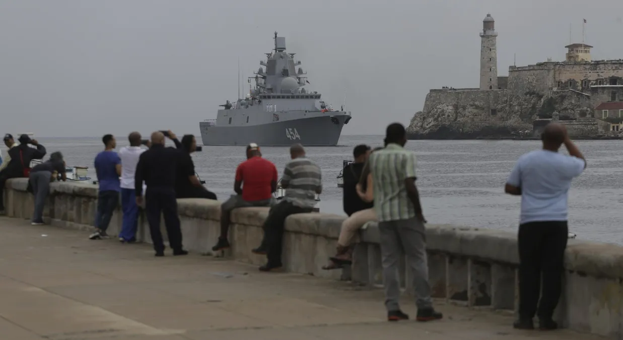 На Кубу прибыли атомная подлодка и военные корабли России