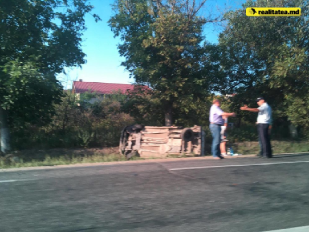 В Новых Аненах в результате столкновения автомобиль упал в канаву