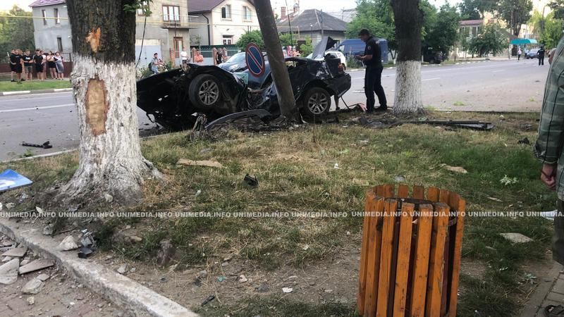 В Унгенах автомобиль врезался в столб, водитель погиб