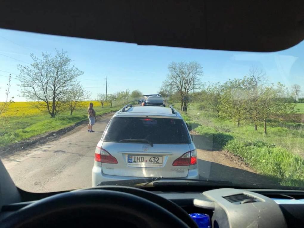 Уезжающие на отдых молдаване стоят в очередях на КПП