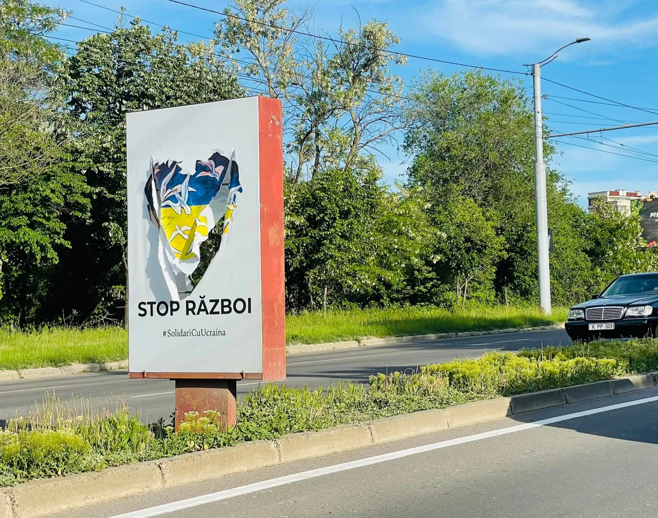 В Кишиневе на баннеры против войны в Украине нанесли символ V