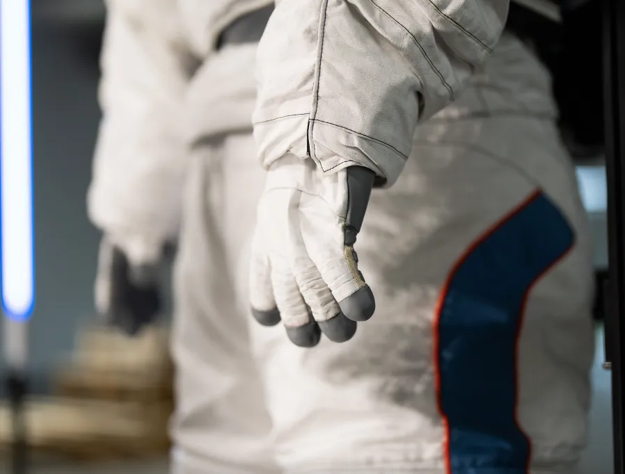 Астронавты NASA полетят на Луну в скафандрах от Prada