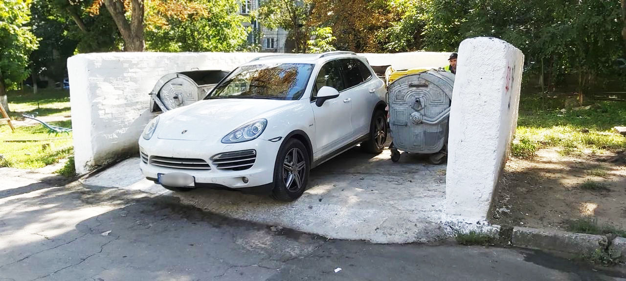 В центре Кишинева Porsche припарковался на территории мусорной свалки