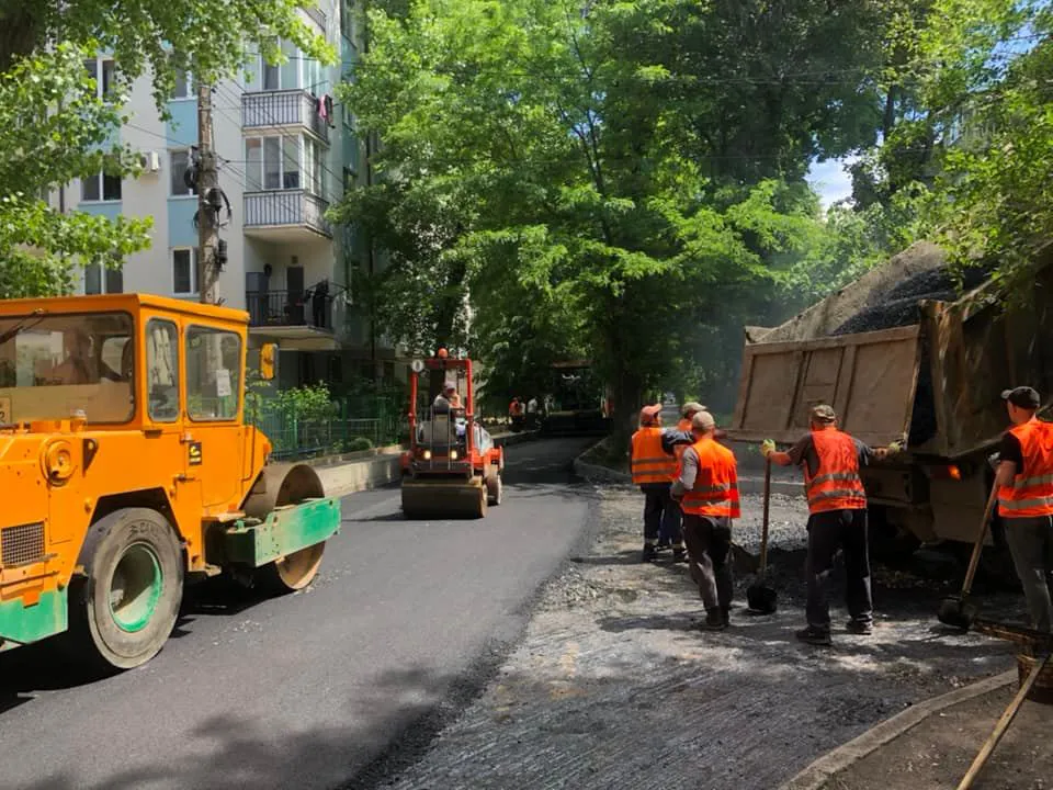 На Ботанике продолжается укладка асфальтового полотна