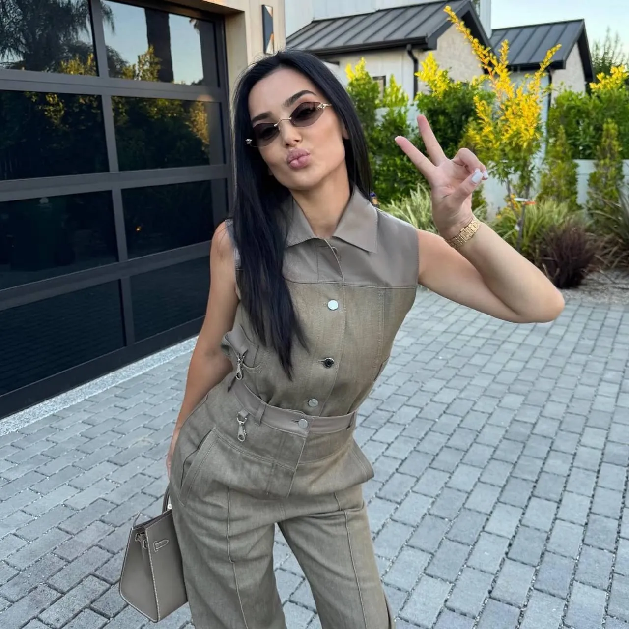 O prietenă a modelului moldovean Xenia Deli a dejucat jaful propriei case cu un G-Class