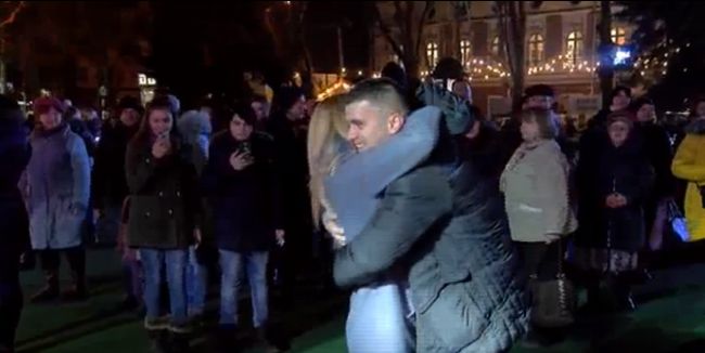 Кишиневец сделал предложение своей девушке на Рождественской ярмарке