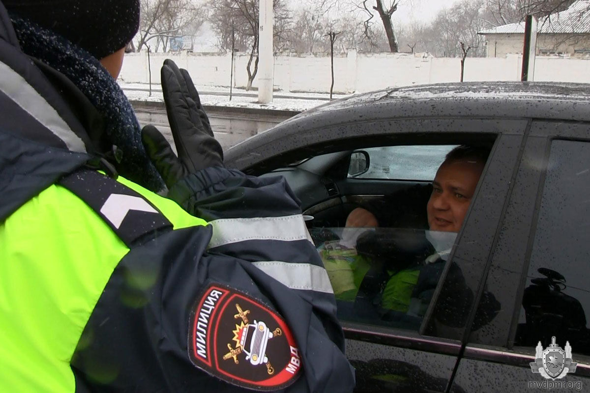 Сотрудницы ГАИ необычным образом поздравили автовладельцев в Бендерах с 23 февраля
