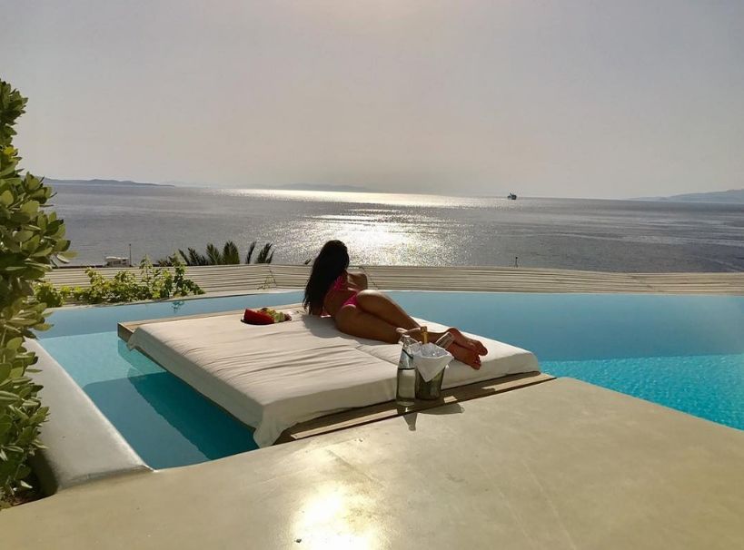 Nicole Scherzinger a făcut senzaţie pe plajele din Grecia
