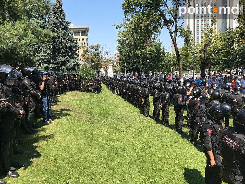 Altercații la Parlament: Pro și contra votului mixt. Intervenția polițiștilor