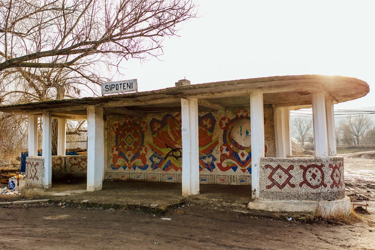 Фотограф из Унген Серджиу Котруцэ снял проект о мозаичных остановках