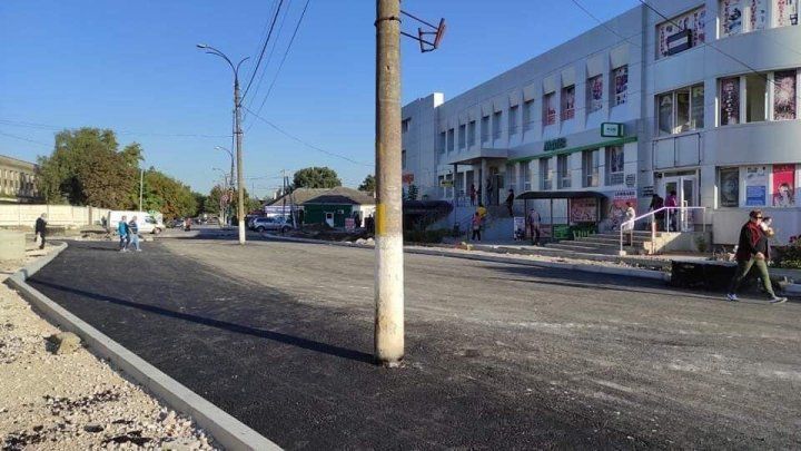 В Страшенах посреди проезжей части оставили столбы и колодец