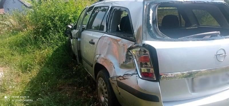 В Бричанах поезд сбил автомобиль, водитель выжил